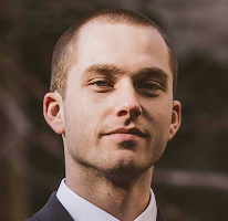Analista de trading Thomas Whitfield especializado en el mercado cripto, retrato